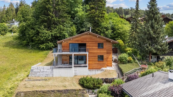 Modernes Zweifamilienhaus mit unverbaubarem Bergpanorama 1