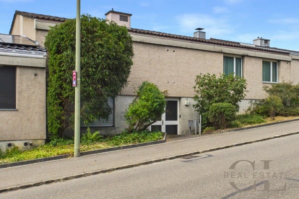 Stilvolles 8-Zimmer-Atriumhaus mit einer Garage und einem Abstellplatz 16