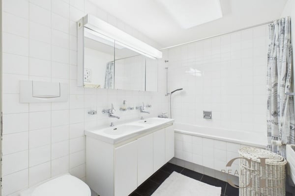 Stilvolles 8-Zimmer-Atriumhaus mit einer Garage und einem Abstellplatz 13