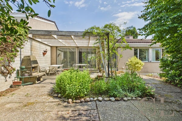 Stilvolles 8-Zimmer-Atriumhaus mit einer Garage und einem Abstellplatz 2