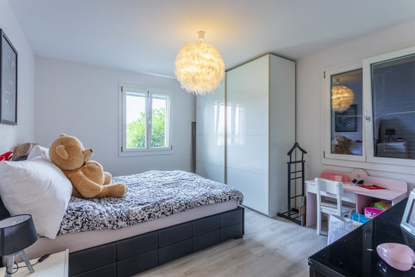Appartement de 4.5 pièces lumineux avec balcon et place de parc à Onnens 2