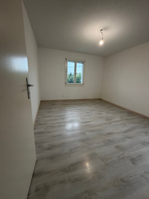 Appartement de 4.5 pièces lumineux avec balcon et place de parc à Onnens 8