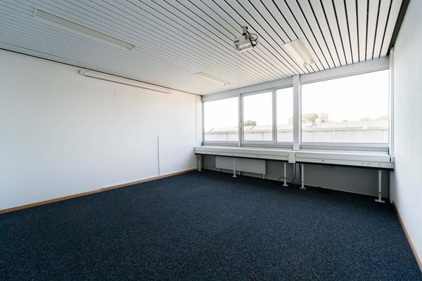 Bâtiment industriel et administratif de 960 m2 à louer 11