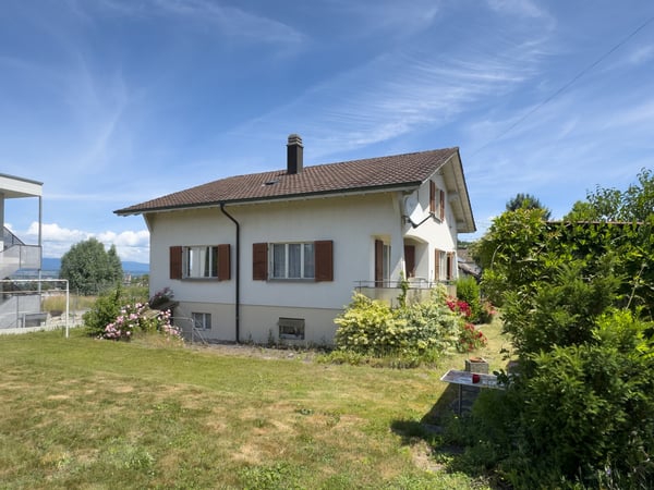 Freistehendes 4-Zimmer-Haus mit Garten, Seeblick und Potenzial 1