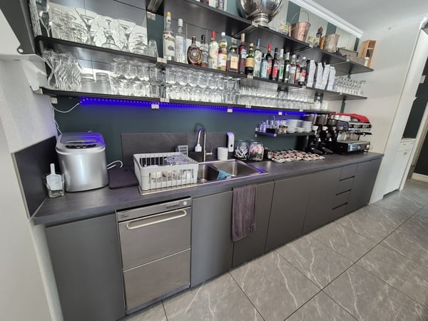 Restaurant mit zwei Terrassen und grossem Parkplatz – Region Biel–Grenchen 9