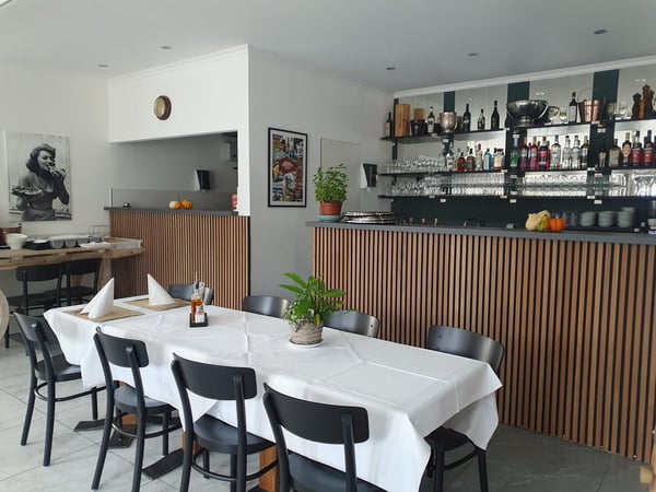 Restaurant mit zwei Terrassen und grossem Parkplatz – Region Biel–Grenchen 2
