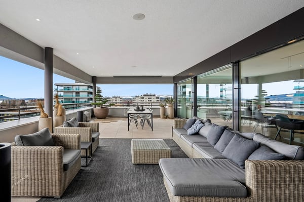 Stunning Furnished 5.5-Room Penthouse Apartment in Zug – Available Immediately 2