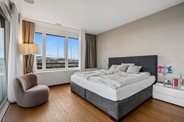 Stunning Furnished 5.5-Room Penthouse Apartment in Zug – Available Immediately 6