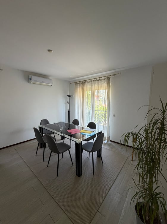 Incantevole villa unifamiliare con piscina, garage doppio e vista lago 10
