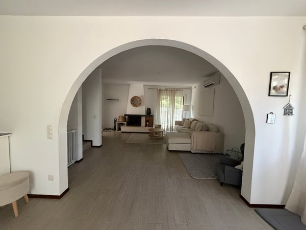 Incantevole villa unifamiliare con piscina, garage doppio e vista lago 4