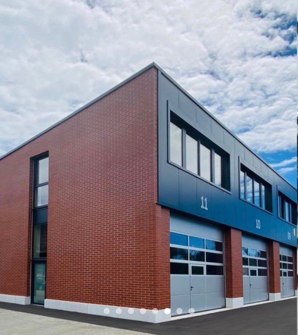 DÉPÔT D'ENV. 60 M² SUR DEUX NIVEAUX AVEC PLACE DE PARKING 1