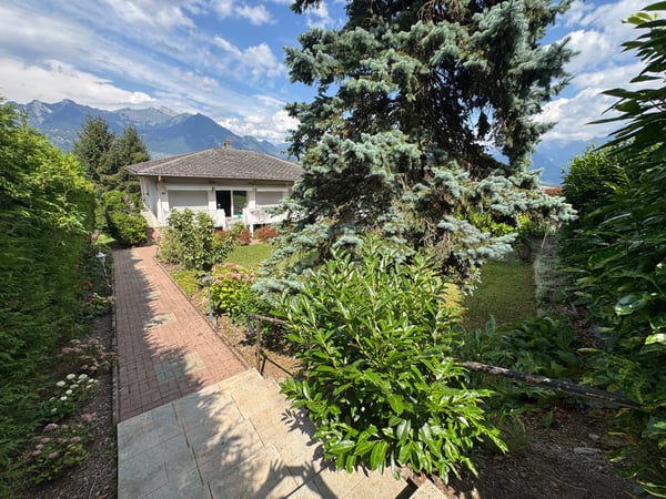 EN EXCLUSIVITÉ - Villa individuelle de 6 pièces à rénover, avec jardin et vue sur les montagnes