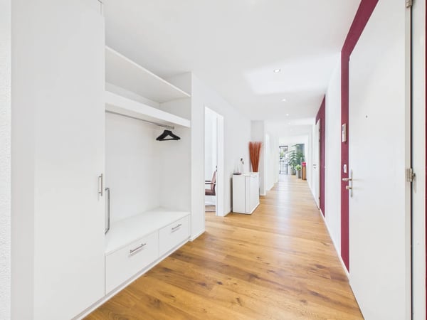 Exklusive 4.5-Zimmer-Wohnung mit grosszügiger Terrasse und Balkon 2