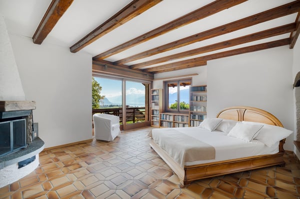 Duplex de caractère dans une ferme du XIXe siècle, face au Léman et aux Alpes