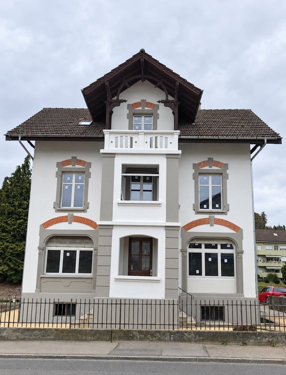 Historisches Mehrfamilienhaus mit drei Wohnungen und Mietpotenzial in Orpund 2