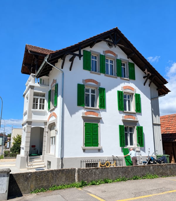 Historisches Mehrfamilienhaus mit drei Wohnungen und Mietpotenzial in Orpund 3