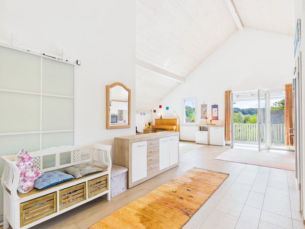 Stylische 3.5-Zimmer-Attikawohnung mit Balkon und direktem Liftzugang im Herzen von Zwingen 4
