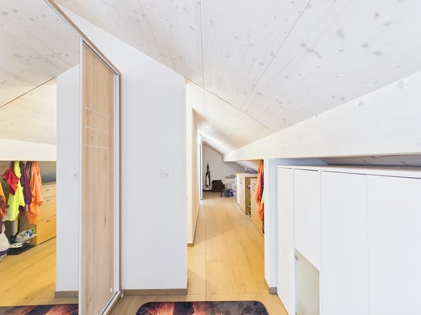 Stylische 3.5-Zimmer-Attikawohnung mit Balkon und direktem Liftzugang im Herzen von Zwingen 11