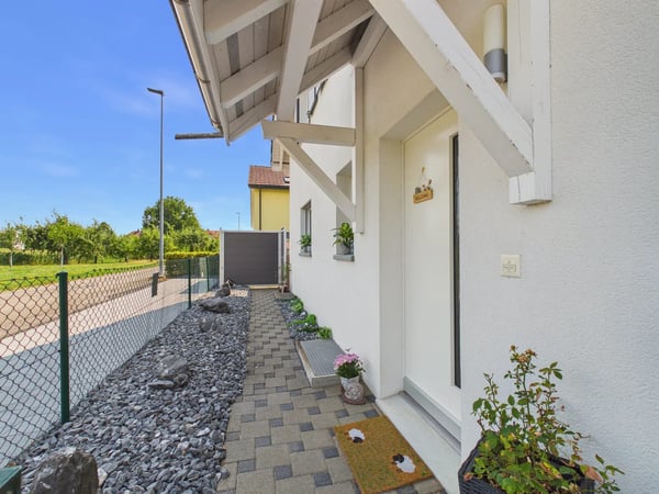 Modernes Einfamilienhaus mit Garten und schöner Weitsicht in Wolfwil 2