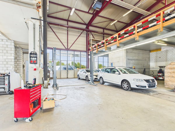Halle mit 4 Räumen (ca. 350 m²) - ideal als Garage/Werkstatt in Rafz 1