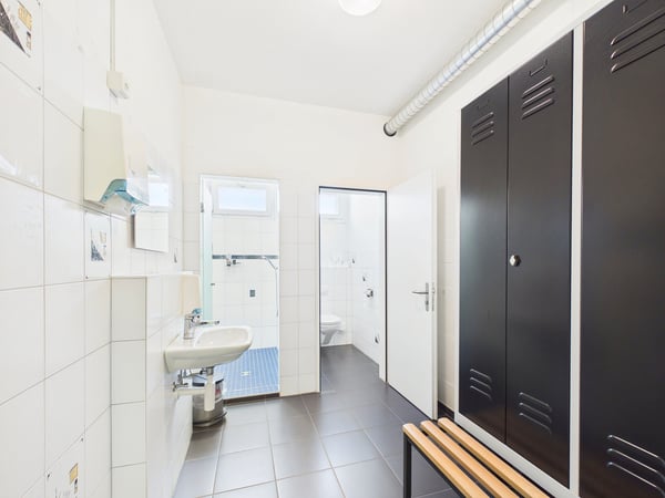 Attraktive Gewerbefläche mit Nasszone und Parkplatz / Strom & Wasser inklusive 8