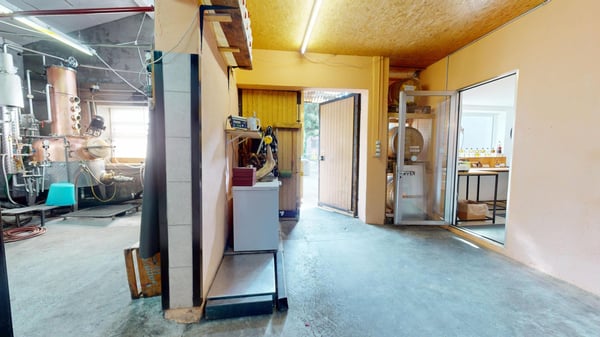 Gewerbeliegenschaft mit voll eingerichteter Brennerei und Ausbaupotenzial für eine grosszügige 5½-Zimmer-Wohnung 6