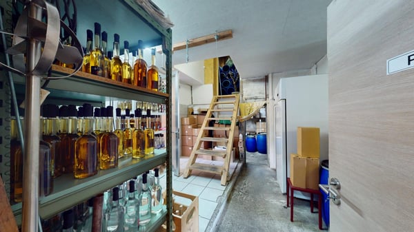 Gewerbeliegenschaft mit voll eingerichteter Brennerei und Ausbaupotenzial für eine grosszügige 5½-Zimmer-Wohnung 9