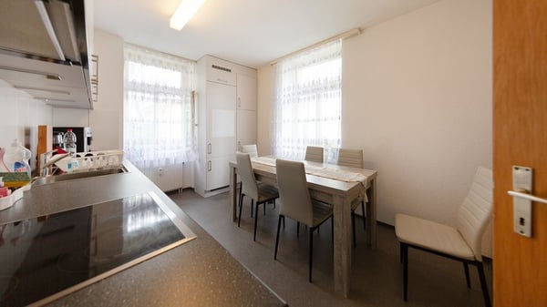 Einzigartige Altbauwohnung mit grosszügigem Grundriss 3