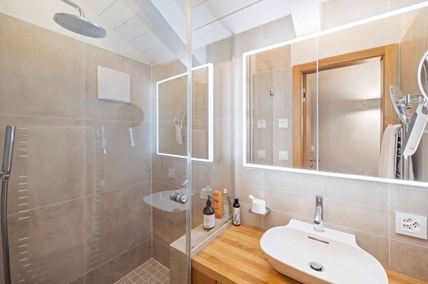 Exclusivité Cardis - Villa contemporaine pieds dans l'eau avec garage à bateau 7