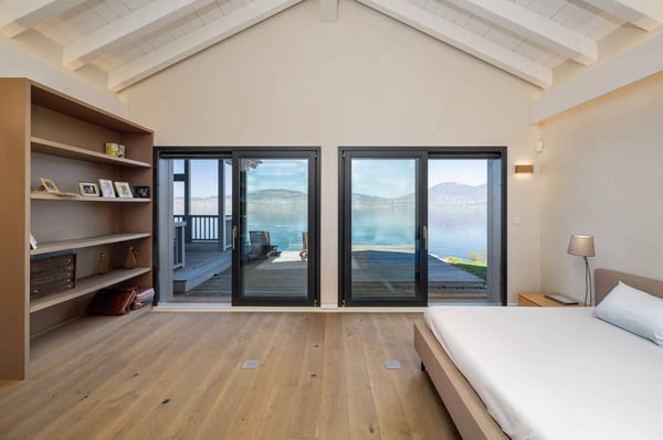 Exclusivité Cardis - Villa contemporaine pieds dans l'eau avec garage à bateau 5