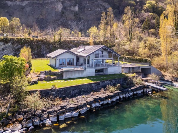 Exclusivité Cardis - Villa contemporaine pieds dans l'eau avec garage à bateau 1