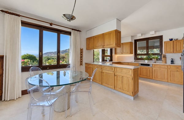 Villa de caractère dans un cadre verdoyant 5