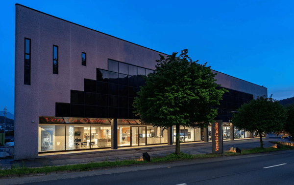 NEGOZIO / ESPOSIZIONE VETRINA PIANO TERRENO MANNO