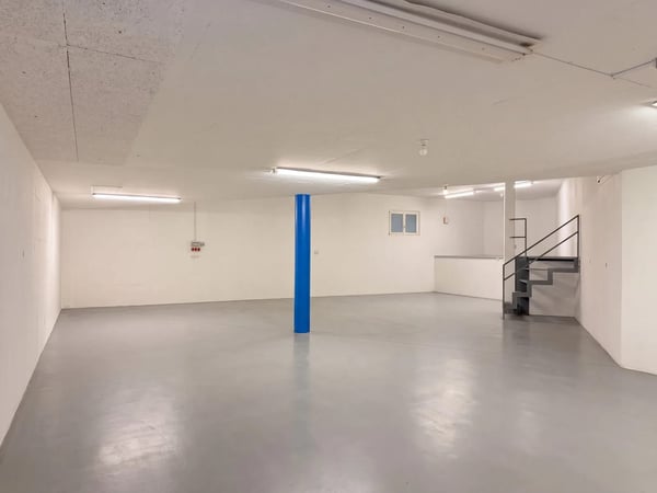 180 m² Lager mit Doppel-Garagentor in Gross mieten 1