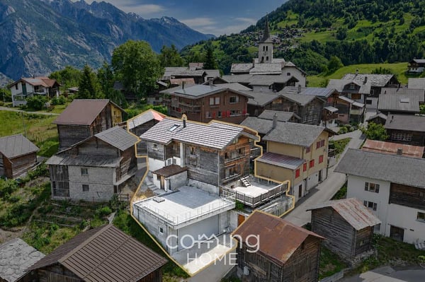 Alpines Zweifamilienhaus mit Panoramablick, Terrassen, Stall und Doppelgarage - Unterems