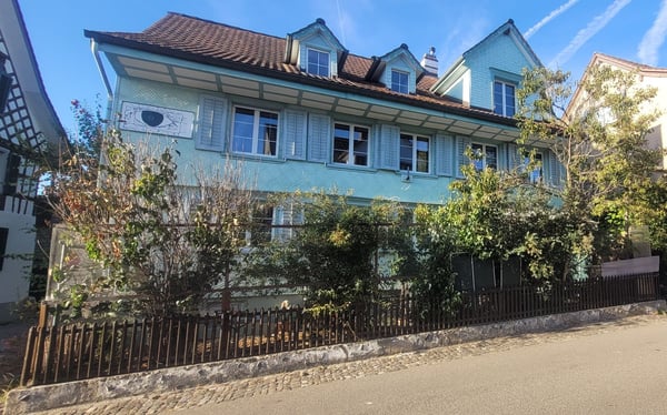 Grosszügiges Zweifamilienhaus mit Wellnessbereich, Carport, Garagenbox und Aussenparkplatz