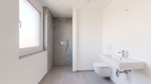 Moderne 5.5-Zimmer-Gartenwohnung mit Master Bedroom, Bad en Suite, Loggia & Balkon 12