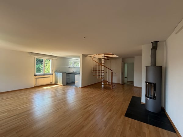 Grosszügige 7.5-Zimmer-Attika-Maisonette-Wohnung mit Balkon und 3 Garagenplätzen