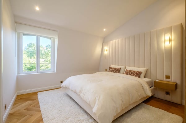 Villa 5 suites rénovée 2025 — piscine, wellness, 1 500 m² sud-ouest 9