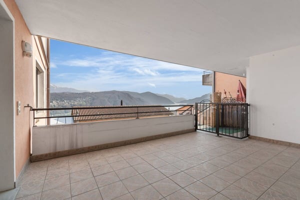Elegant 4.5-room flat with lake views in Vernate 15