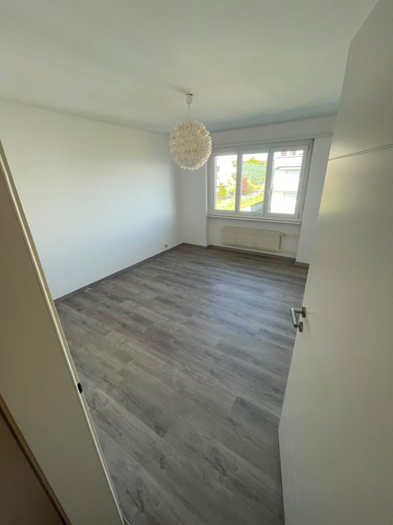 Charmant appartement de 3.5 pièces avec balcon et piscine à La Neuveville 9