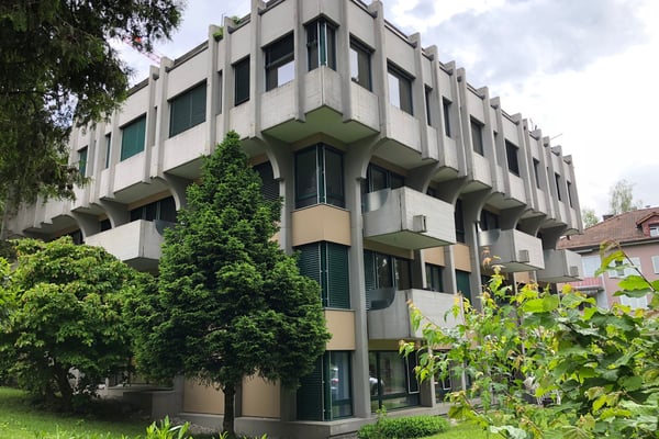 Moderne 2.5-Zimmer-Wohnung mit Balkon am Rosenbergweg 2