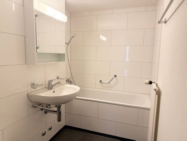 Moderne 2.5-Zimmer-Wohnung mit Balkon am Rosenbergweg 9
