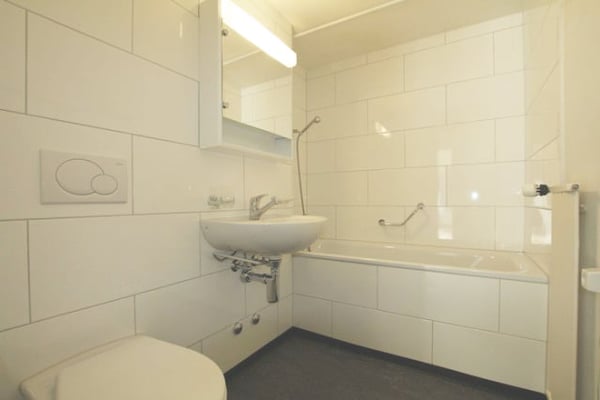 Moderne 2.5-Zimmer-Wohnung mit Balkon am Rosenbergweg 6