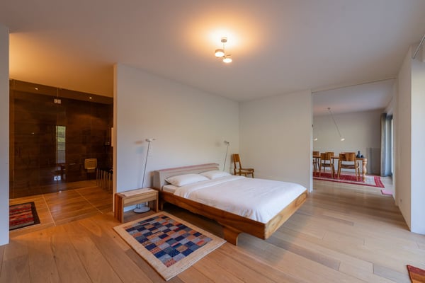 Aussergewöhnlich grosszügige 3.5-Zimmerwohnung mit 120 m², grosser Terrasse & 2 TG-Plätzen 8