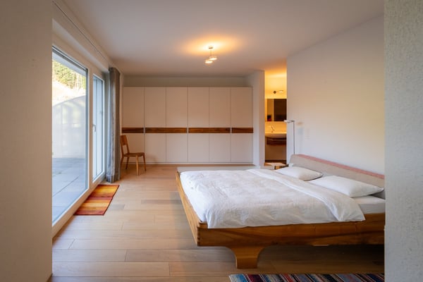 Aussergewöhnlich grosszügige 3.5-Zimmerwohnung mit 120 m², grosser Terrasse & 2 TG-Plätzen 9