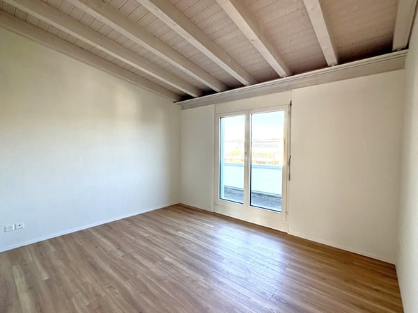Frisch renovierte charmante 3,5 Zimmer Dach-Wohnung 5