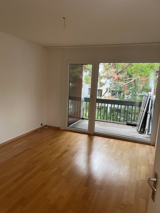 Eine neu renovierte Wohnung steht im Angebot 9