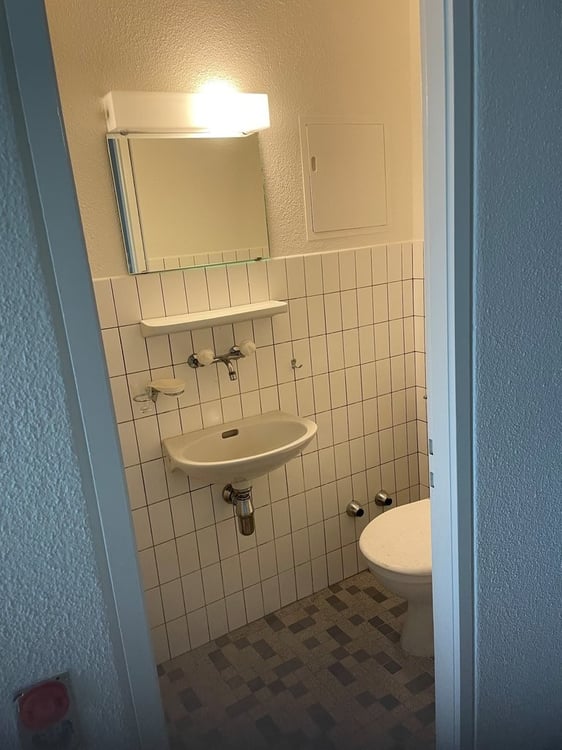 Eine neu renovierte Wohnung steht im Angebot 5