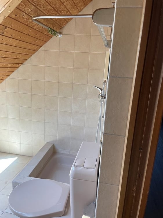 Wir bieten eine grosszügig ausgestattete Wohnung an. 11
